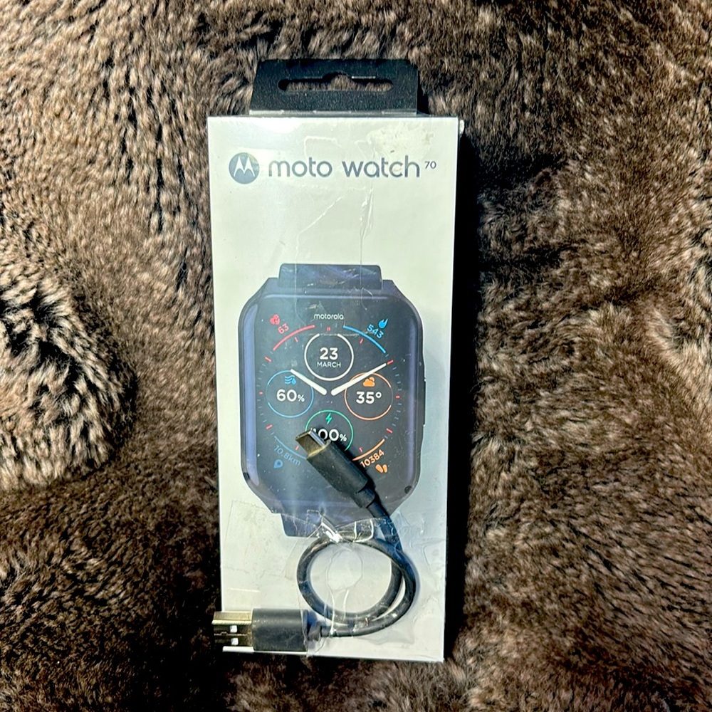 Motorola Moto Watch 70 - black face and black band  Smartwatch …